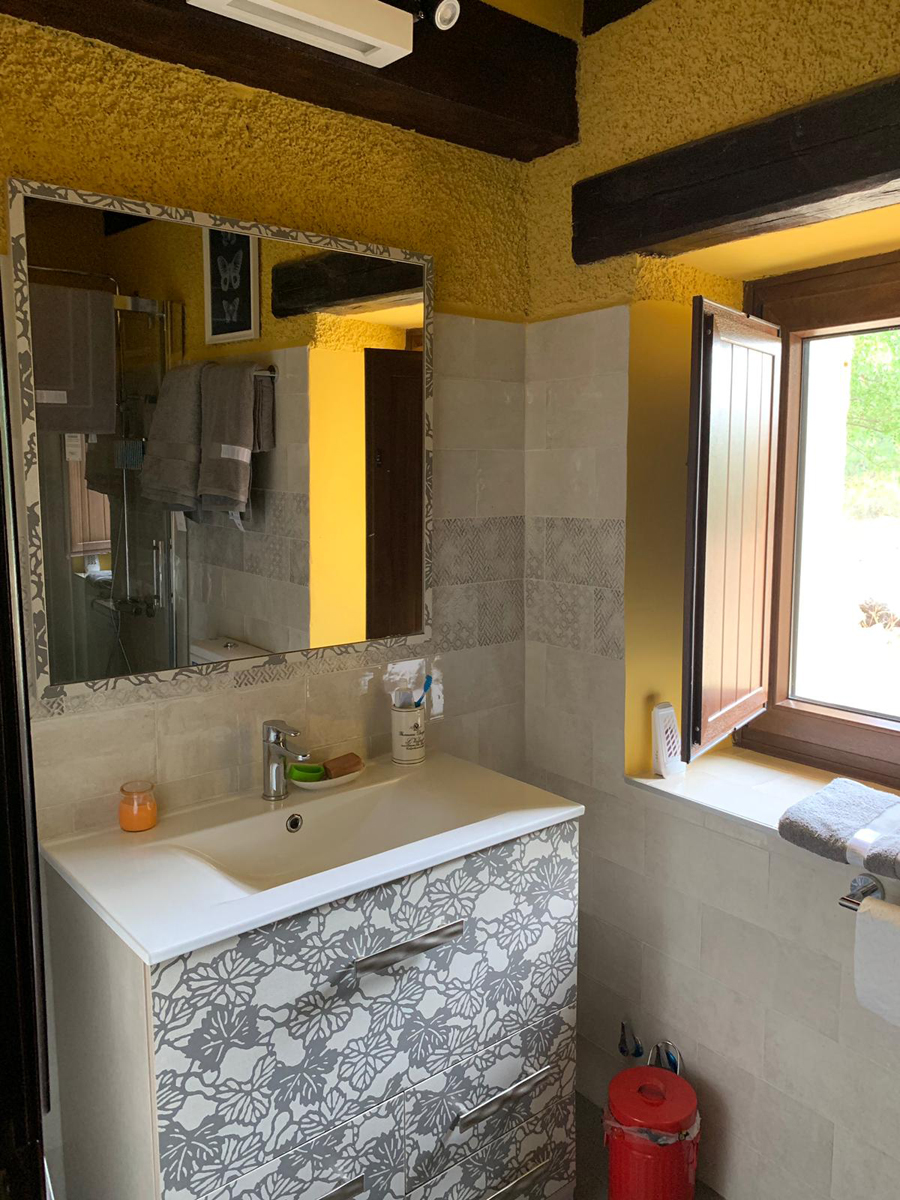 Aseo habitación 1 alojamiento rural el molino de las Eras, con ducha de varios chorros