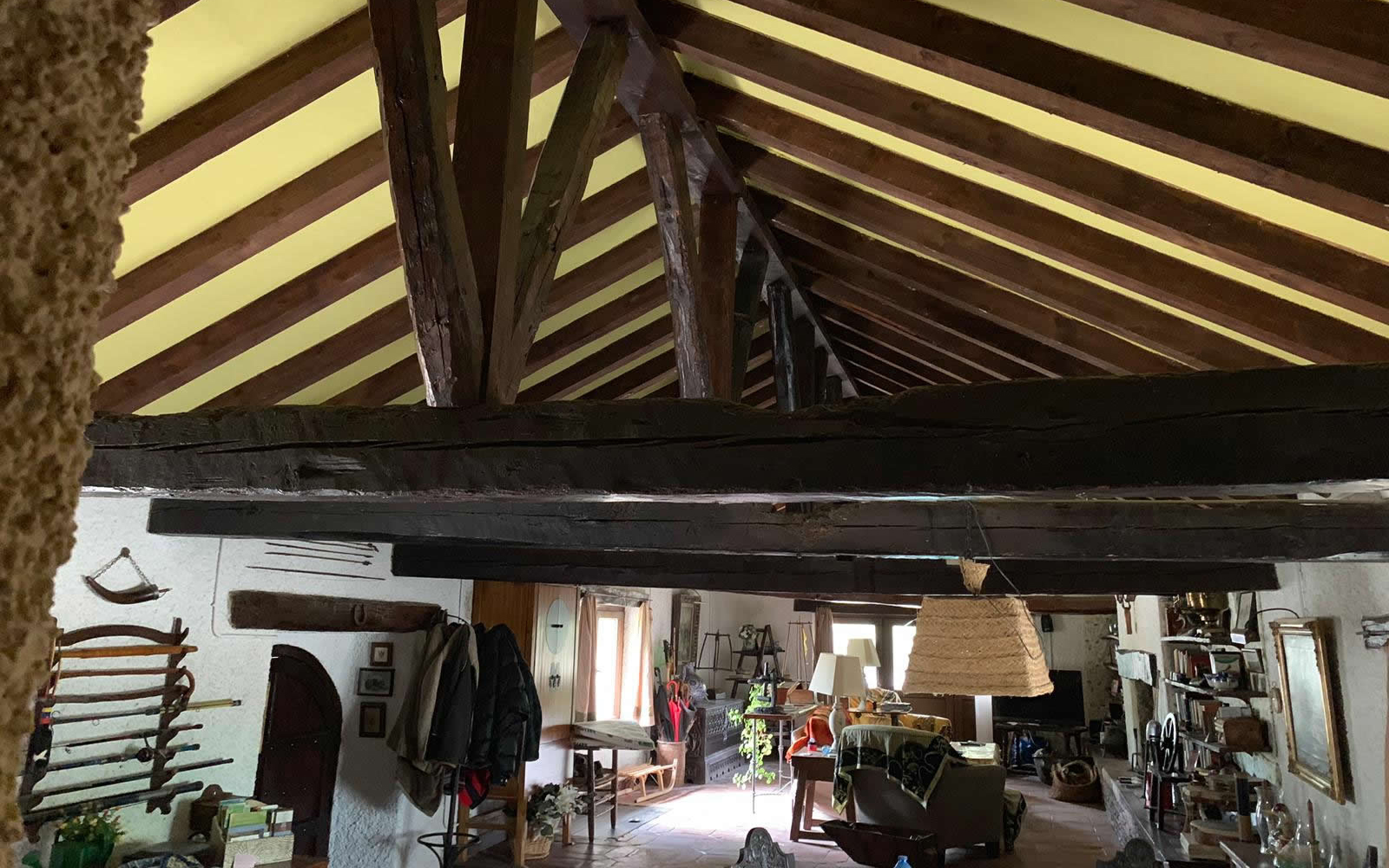 Gran salón con diferentes espacios y una gran chimenea de de leña